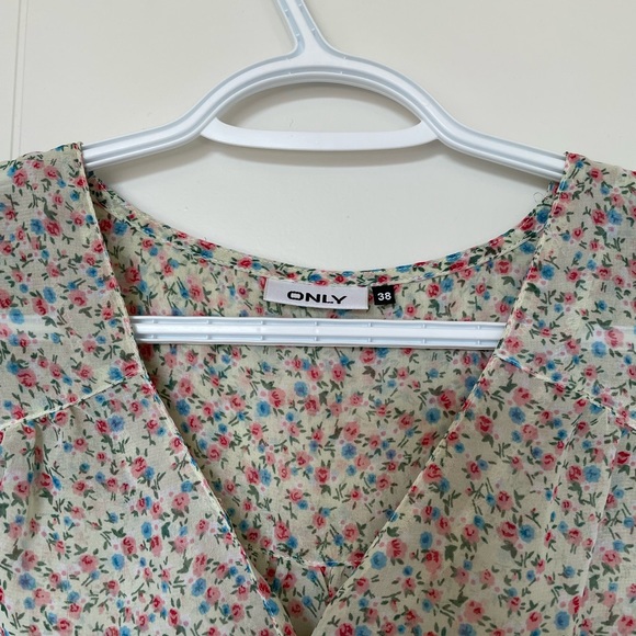 Only brand. Fits medium. Floral summer blouse. - Picture 3 of 3